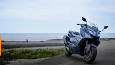 【新車速報】Yamaha TMAX 560 Tech MAX試駕！變帥不一定，變兇倒是真的！