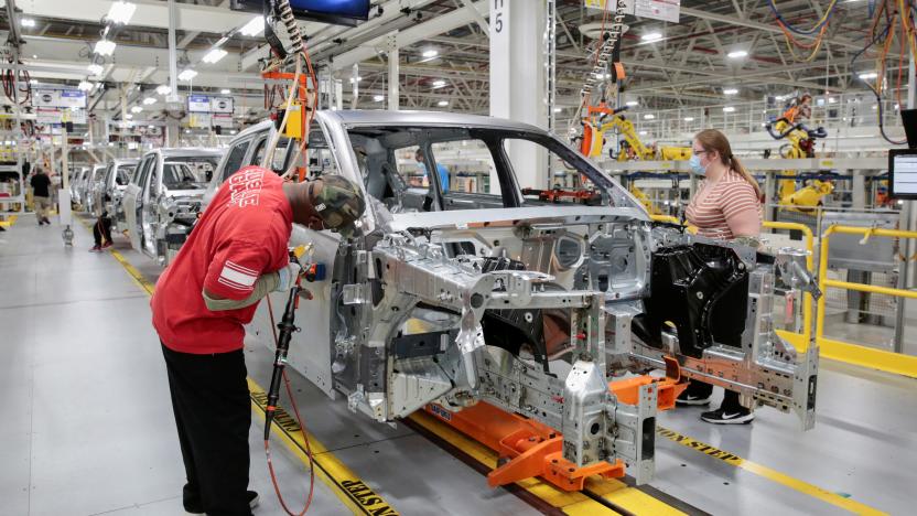 ATTENTION EDITORS - EMBARGOED TO 0401 GMT JUNE 11, 2021     Stellantis assembly workers work on assembling the 2021 Jeep Grand Cherokee L at the Detroit Assembly Complex - Mack Plant in Detroit, Michigan, U.S., June 10, 2021. Picture taken June 10, 2021. REUTERS/Rebecca Cook