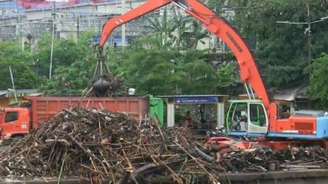 Aneka Sampah Menggunung di Manggarai akibat Luapan Bendung 