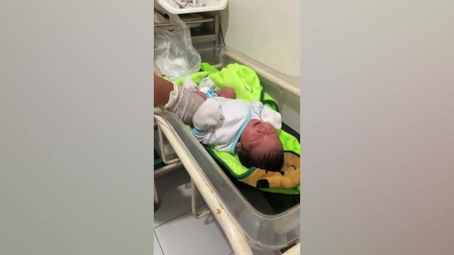 Un Bebe Abandonne A Ete Retrouve Vivant Dans Un Sac A Dos Accroche A Une Cloture Aux Philippines