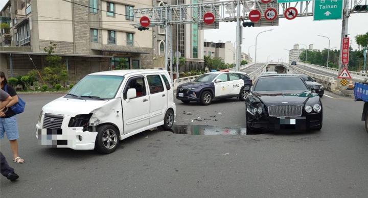 超貴車禍 一迴轉「撞到房子」