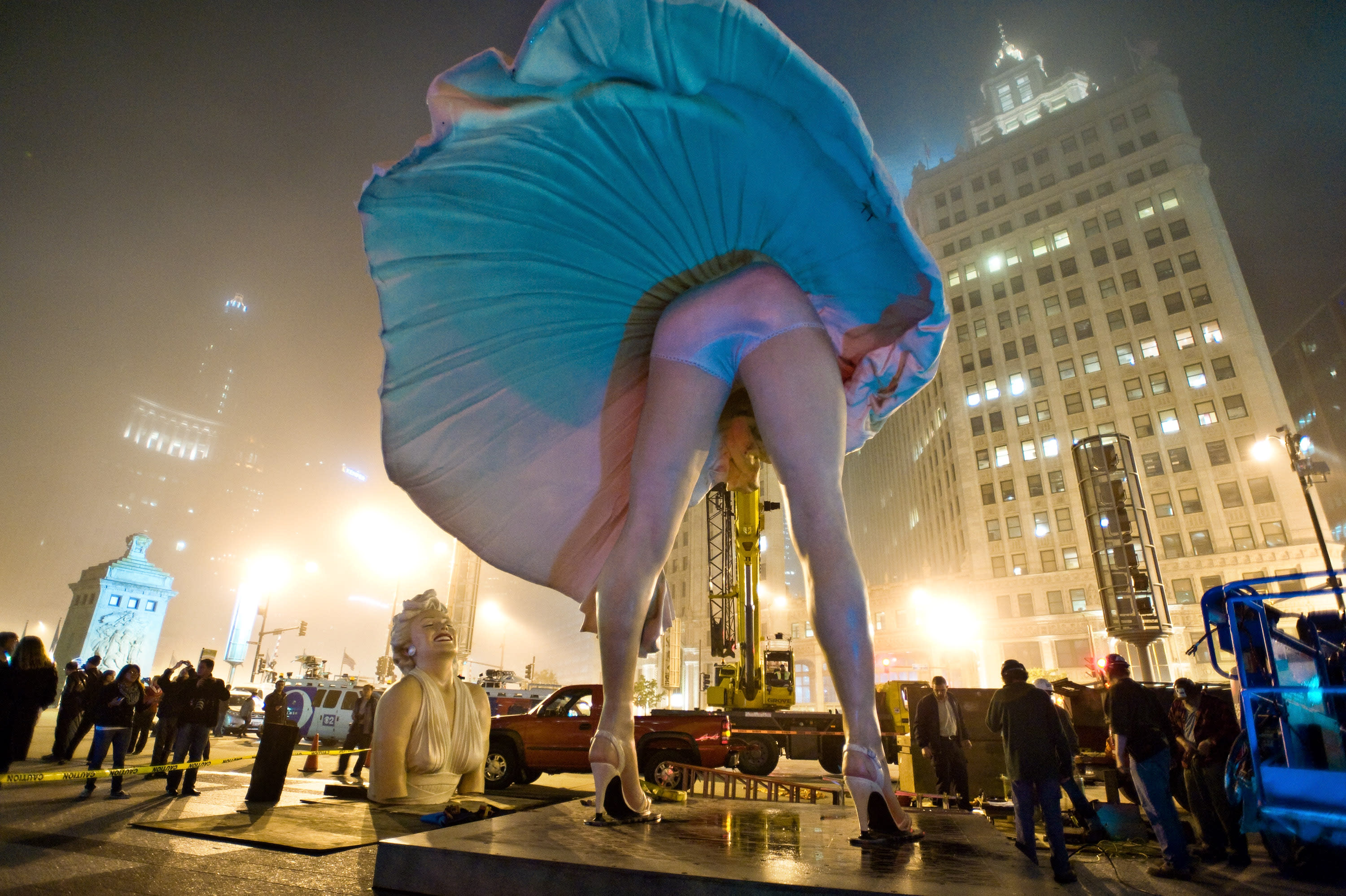 Marilyn Monroe Sculpture Leaves Chicago 1440