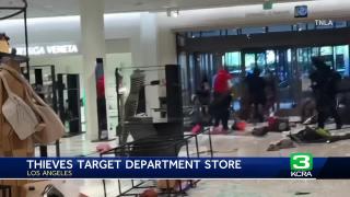 Video captures mob of thieves hit Nordstrom in LA