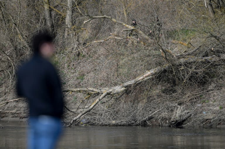 Greek soldiers -- but also armed citizen groups -- patrol the banks of the river on the border as migrant ranks swell once again (AFP Photo/Ozan KOSE)