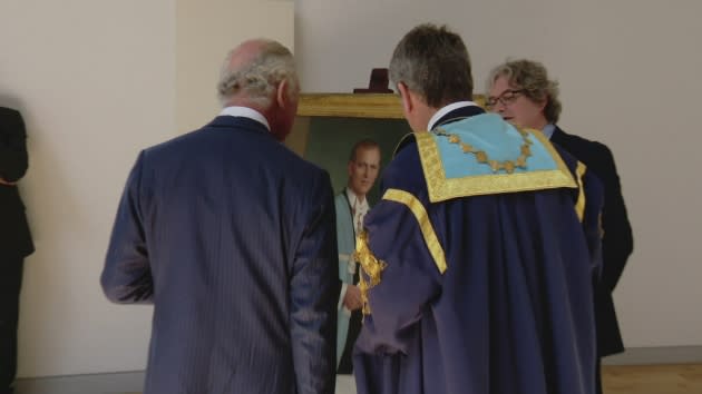 Le prince Charles regarde le portrait de son père à Édimbourg