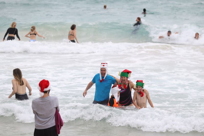 Rain, COVID-19 keep beachgoers away from Sydney's Bondi Beach