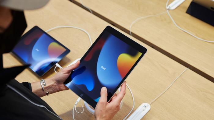 Apple 2021 iPad at store on launch day