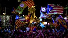 Referendum Catalogna, sale la tensione: 4 feriti. Madrid promette multe e schiera 10mila agenti