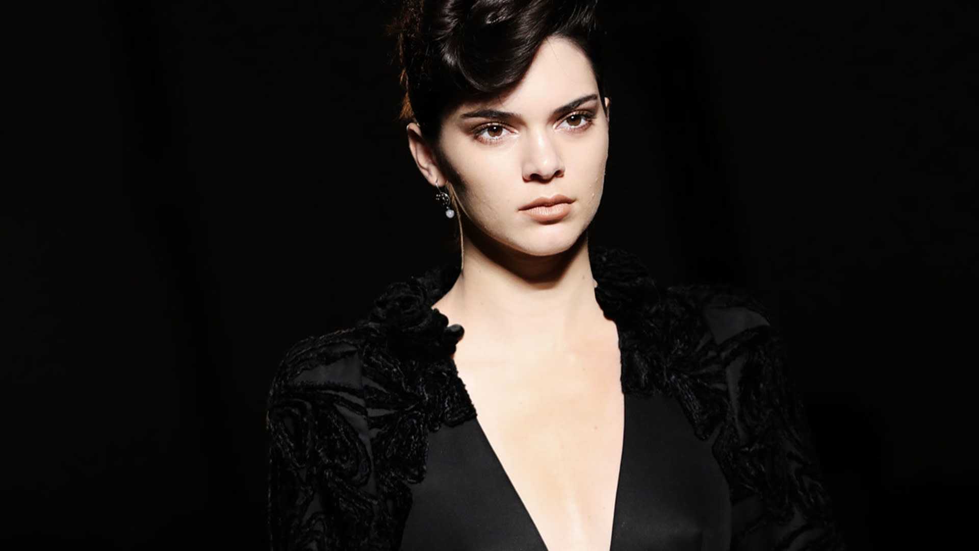 Kendall Jenner Was The Victim Of A Terrifying Burglary Last Night and More News