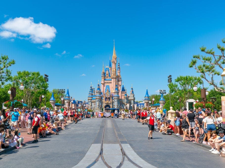 Video shows a mass brawl between 2 families visiting Disney World after a queue ..