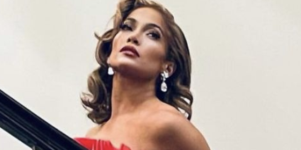 Jennifer Lopez channels Mrs. Noel in a shiny red strapless dress