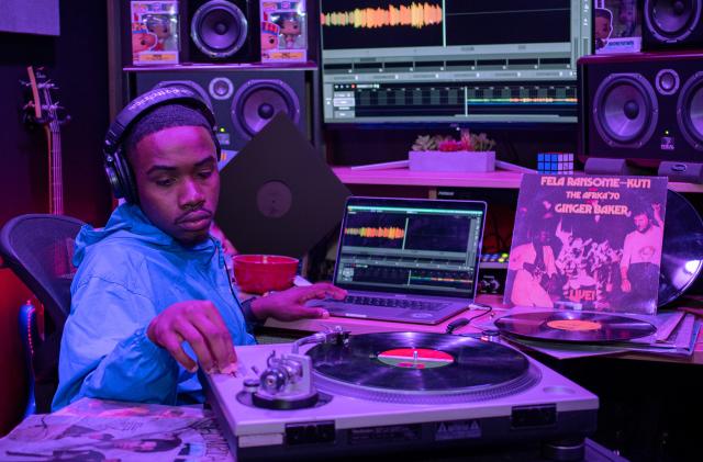 Producer Cor Don records vinyl directly into the Serato Studio app.