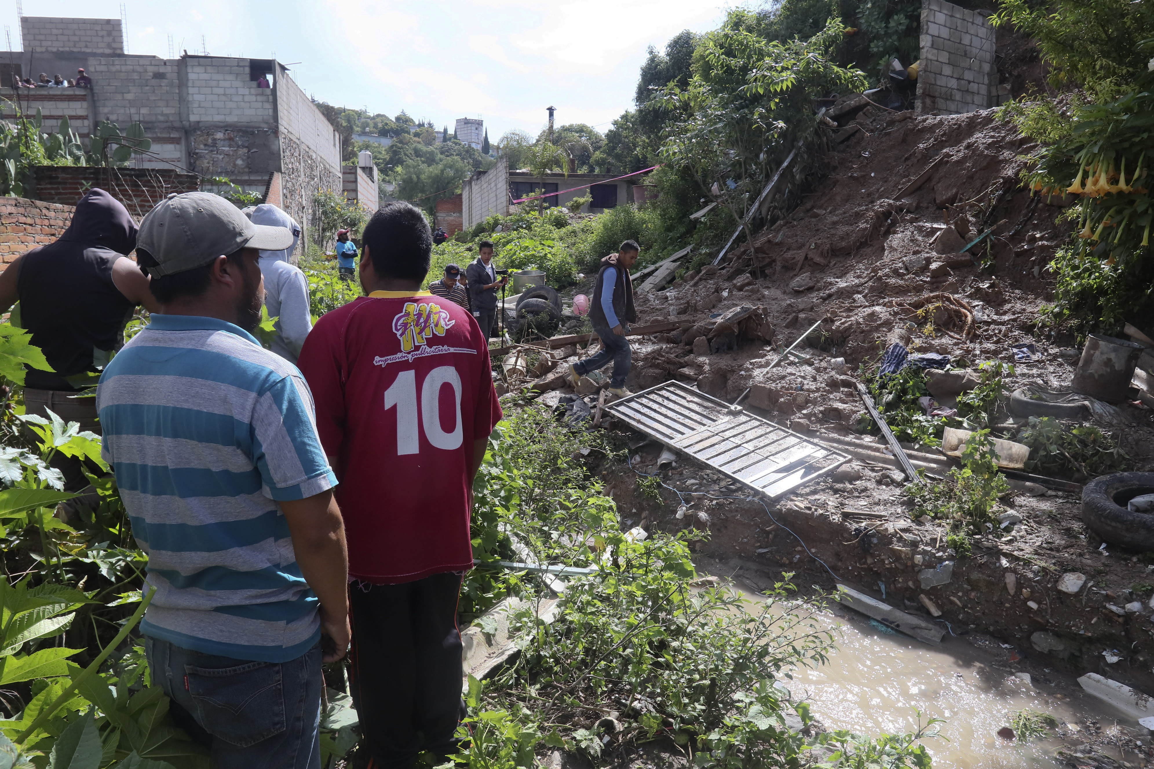 Mudslide smashes house in central Mexico, killing 6 people