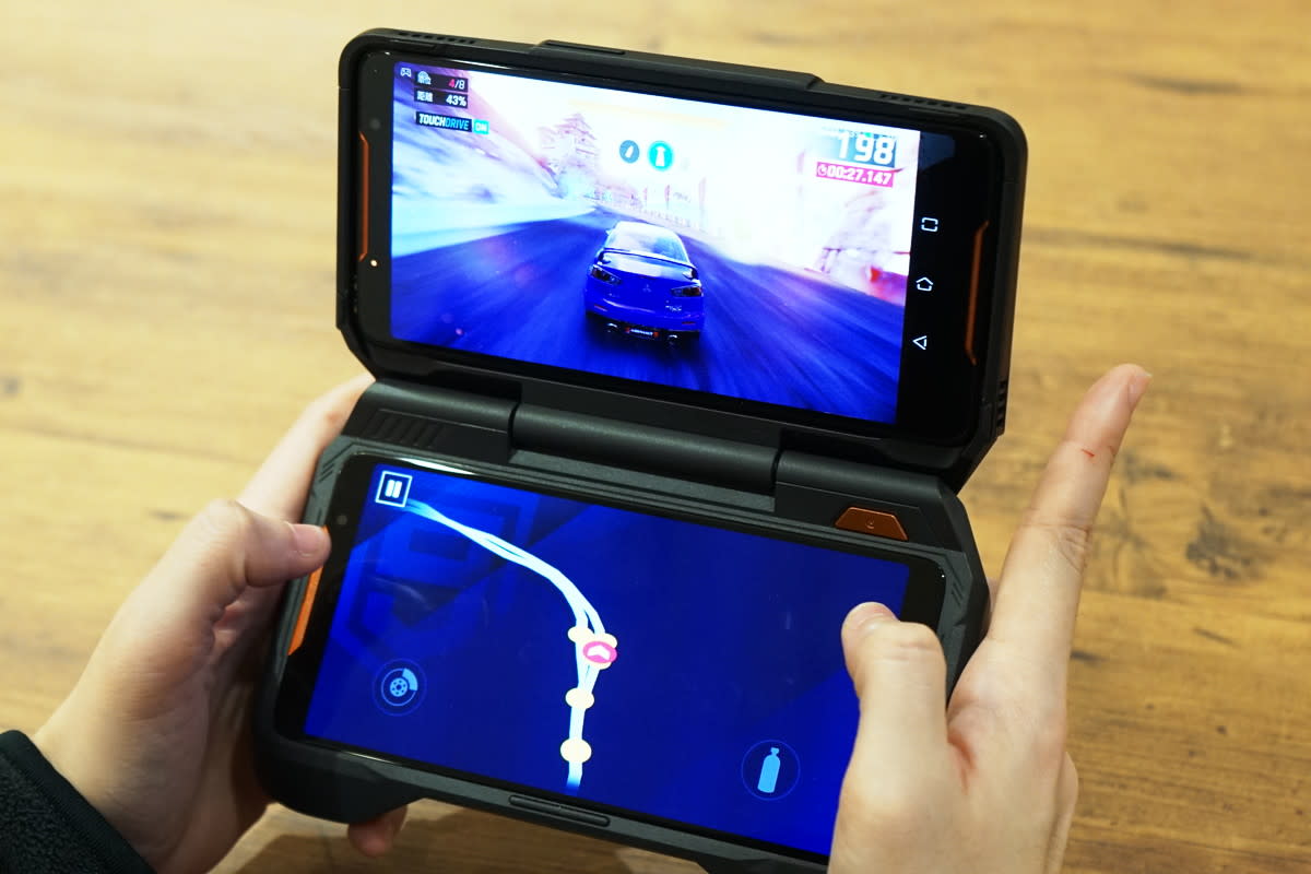 スマホゲームが超快適に Rog Phone 外付けコントローラーと2画面化アダプターを試す Engadget 日本版