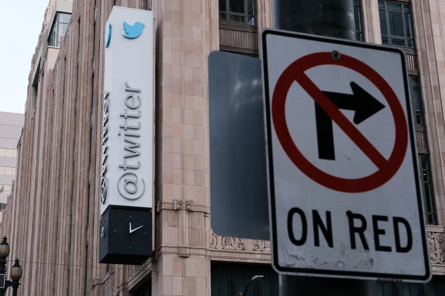 SAN FRANCISCO, CA - 4 KASIM: Twitter genel merkezi, 4 Kasım 2022'de San Francisco, California'da Market Street ile 10th Street'in kesiştiği noktada duruyor.  Twitter Inc'in, yeni sahibi Elon Musk'ın şirketin işgücünün yaklaşık yarısını kesmek istediği bildirildiği için Cuma günü departmanlarındaki çalışanları işten çıkarmaya başladığı bildirildi.  (Fotoğraf: David Odisho/Getty Images)