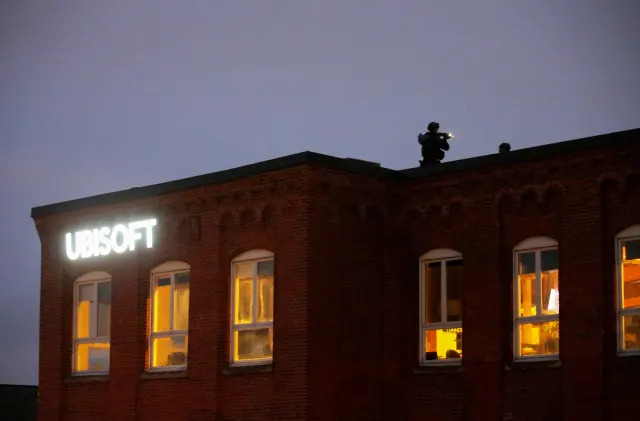 Police check the roof of the offices of gaming software developer Ubisoft during a police security operation in Montreal, Quebec, Canada November 13, 2020.  REUTERS/Christinne Muschi     TPX IMAGES OF THE DAY