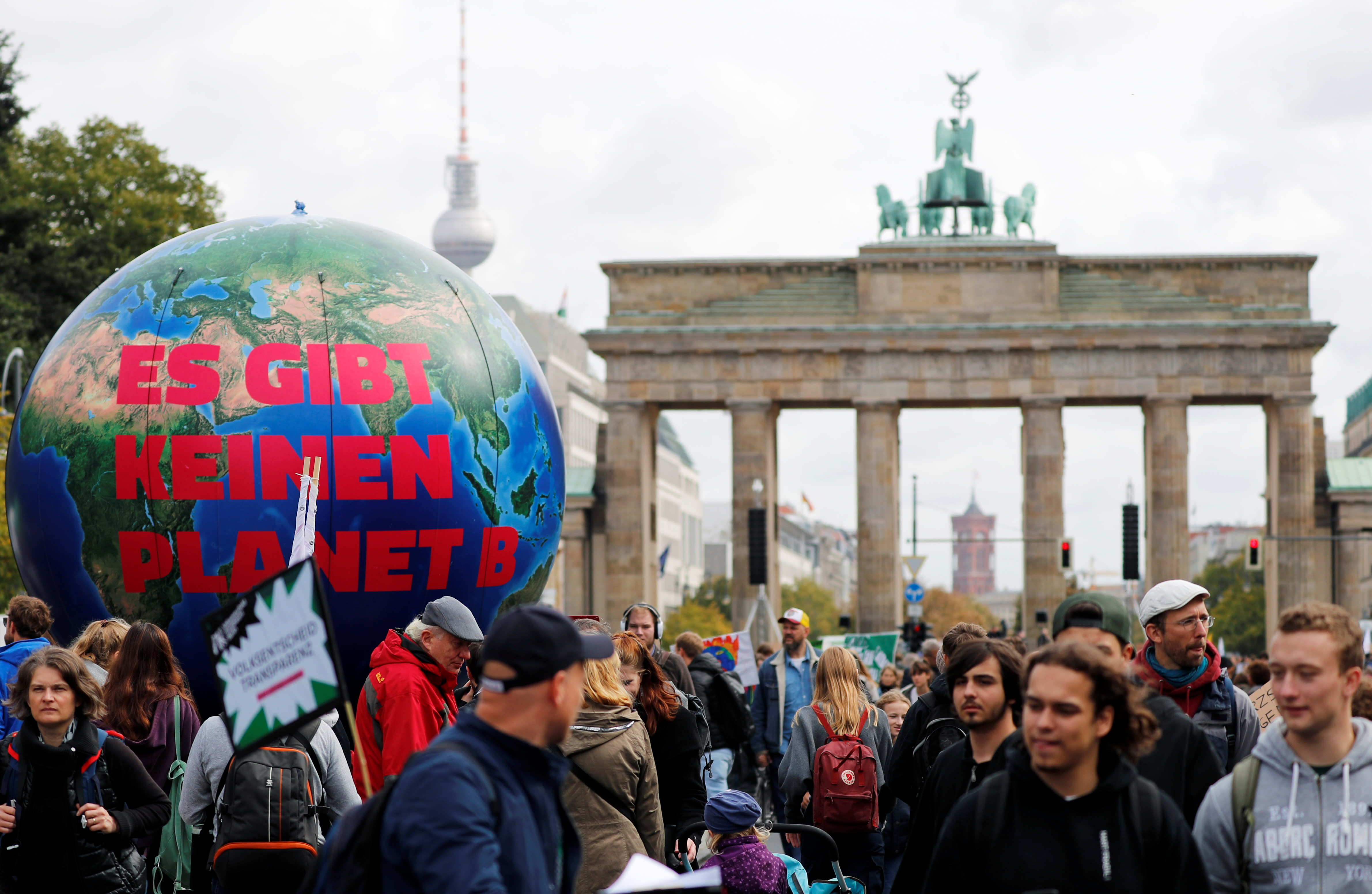 Global climate strike Germany unveils €50 bn climate plan as thousands in Berlin join global