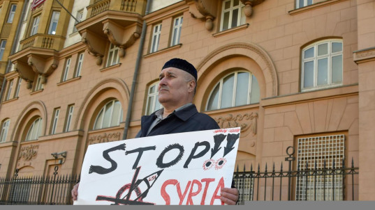 Russia, reporter cade dal balcone e muore. Indagava sui mercenari in Siria