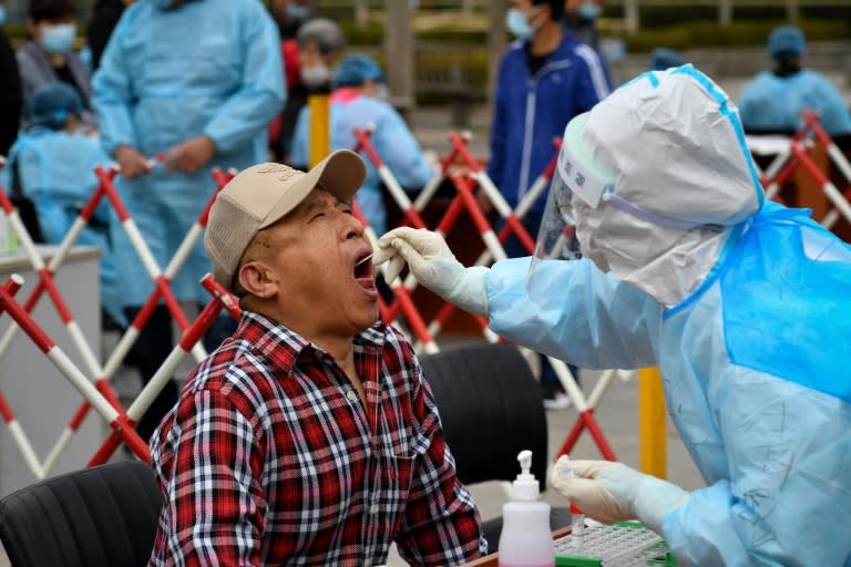 Residentes de Qindao, China, hacen fila para pruebas de nuevos coronavirus en la calle