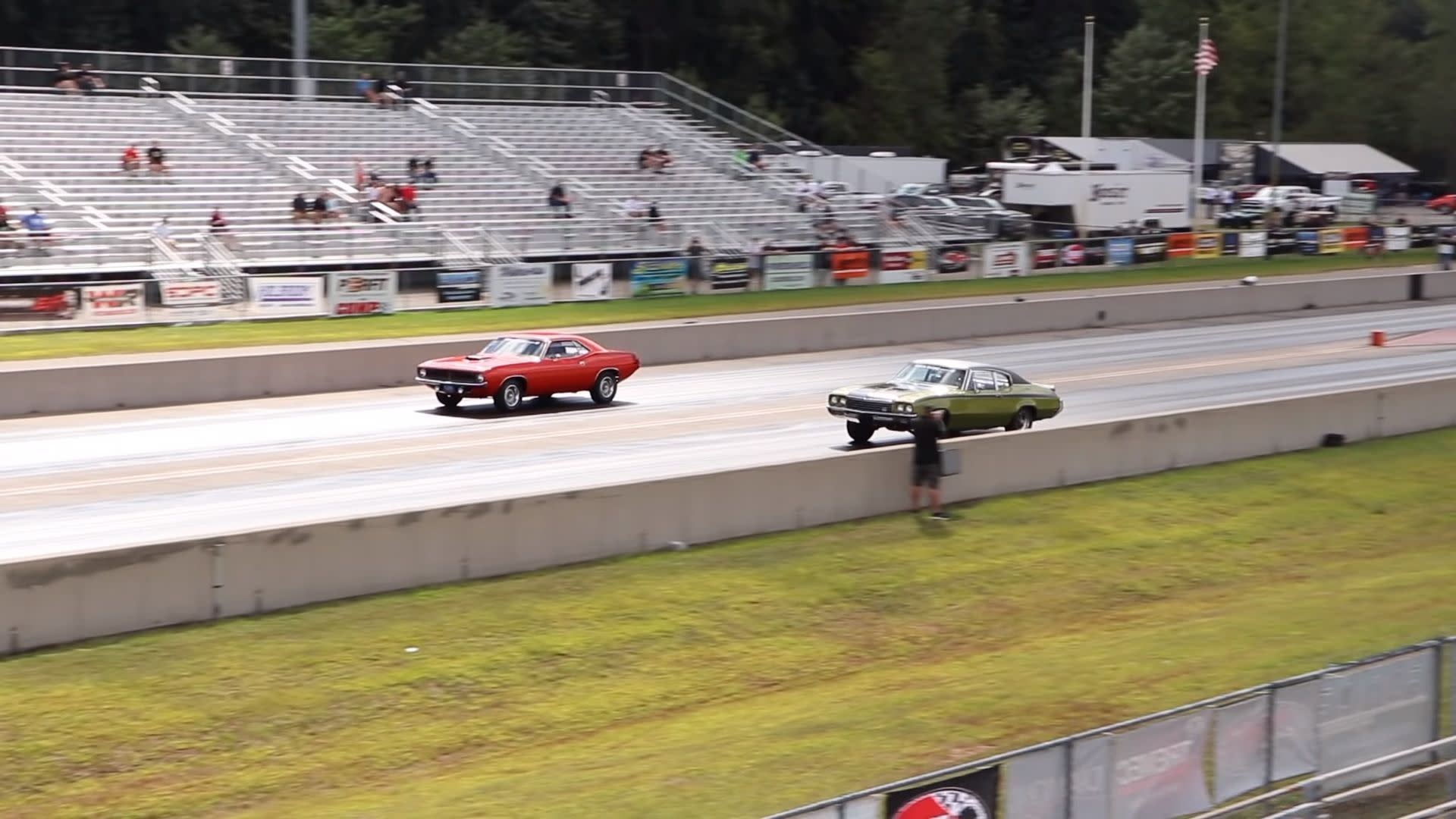  Drag  Race  1970 Hemi Cuda Versus 1971 Buick GS 455