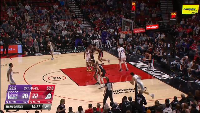 Alex Len with a dunk vs the Portland Trail Blazers