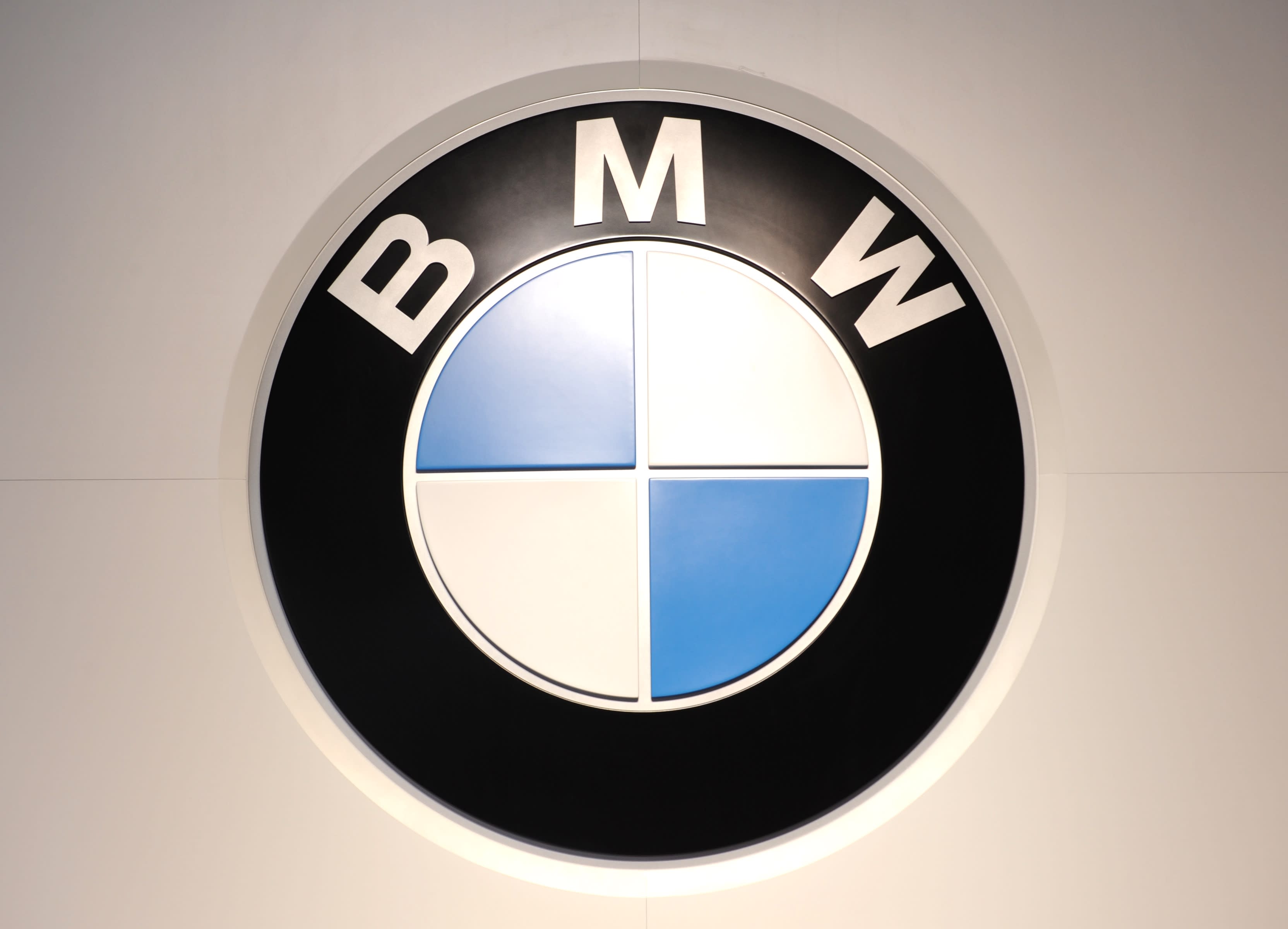 Bmw Leads Mercedes For Us Luxury Car Market Crown