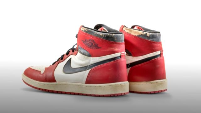 Die teuersten Turnschuhe der Welt: Michael Jordans Sneakers für 520.000  Euro versteigert
