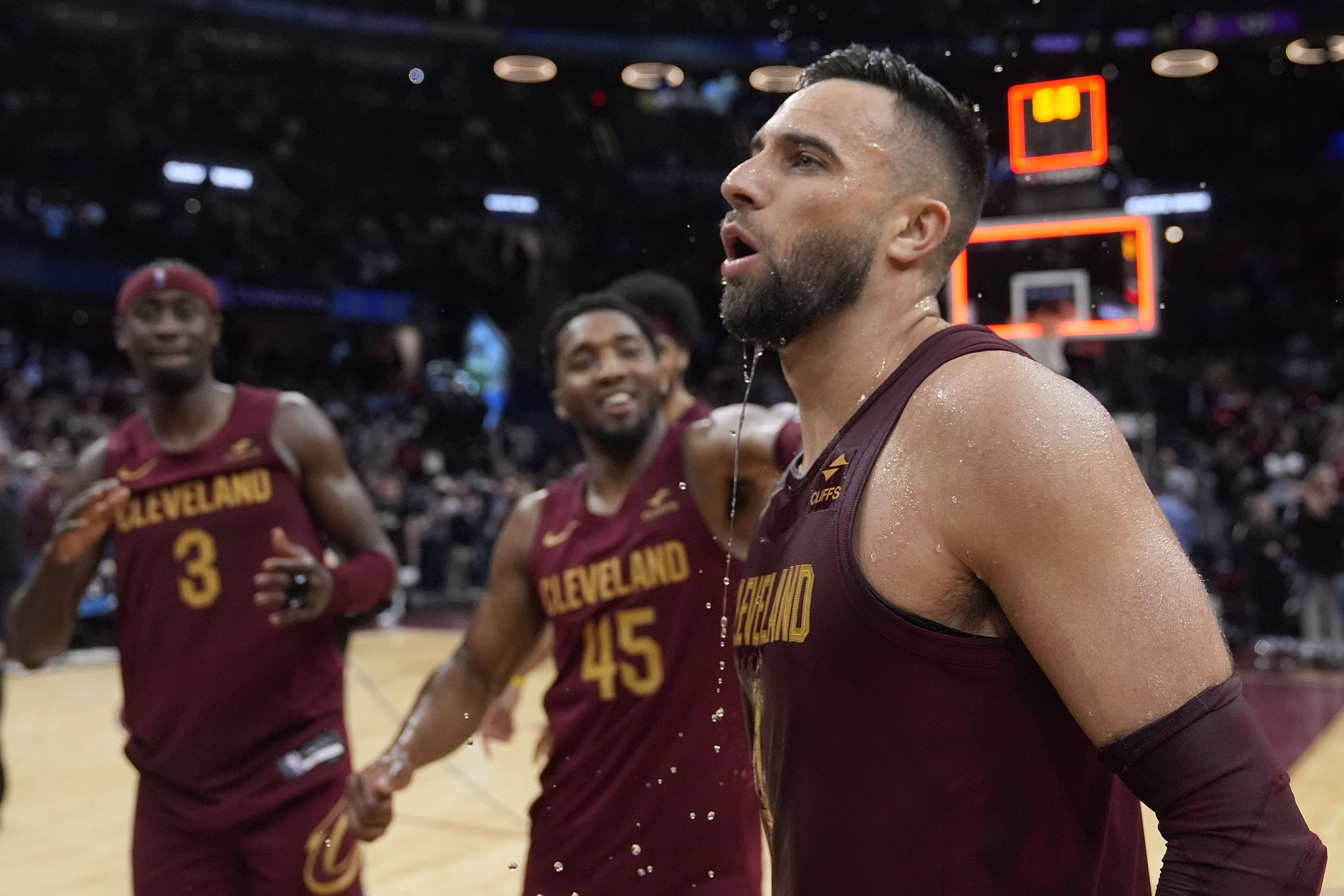 Cavaliers G Max Strus hits halfcourt buzzer-beater to shock Mavericks