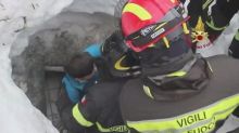 Rescatan a 4 niños y una mujer dos días después de avalancha que sepultó hotel en Italia