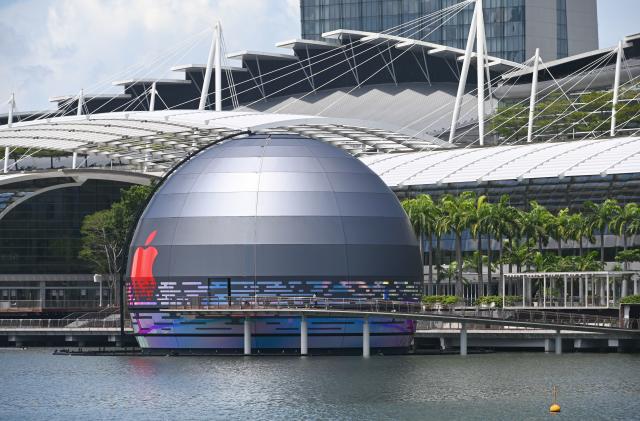 A general view shows the new Apple store, located in the water in front of the Marina Bay Sands, in Singapore on August 24, 2020. (Photo by Roslan RAHMAN / AFP) (Photo by ROSLAN RAHMAN/AFP via Getty Images)