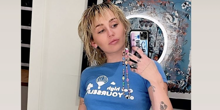 Miley Cyrus sit-ups and legs look so weird in her latest Instagram story photo