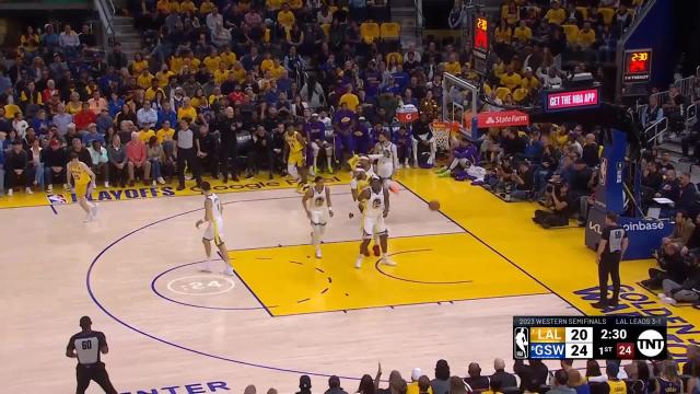 Dennis Schroder with a 2-pointer vs the Golden State Warriors