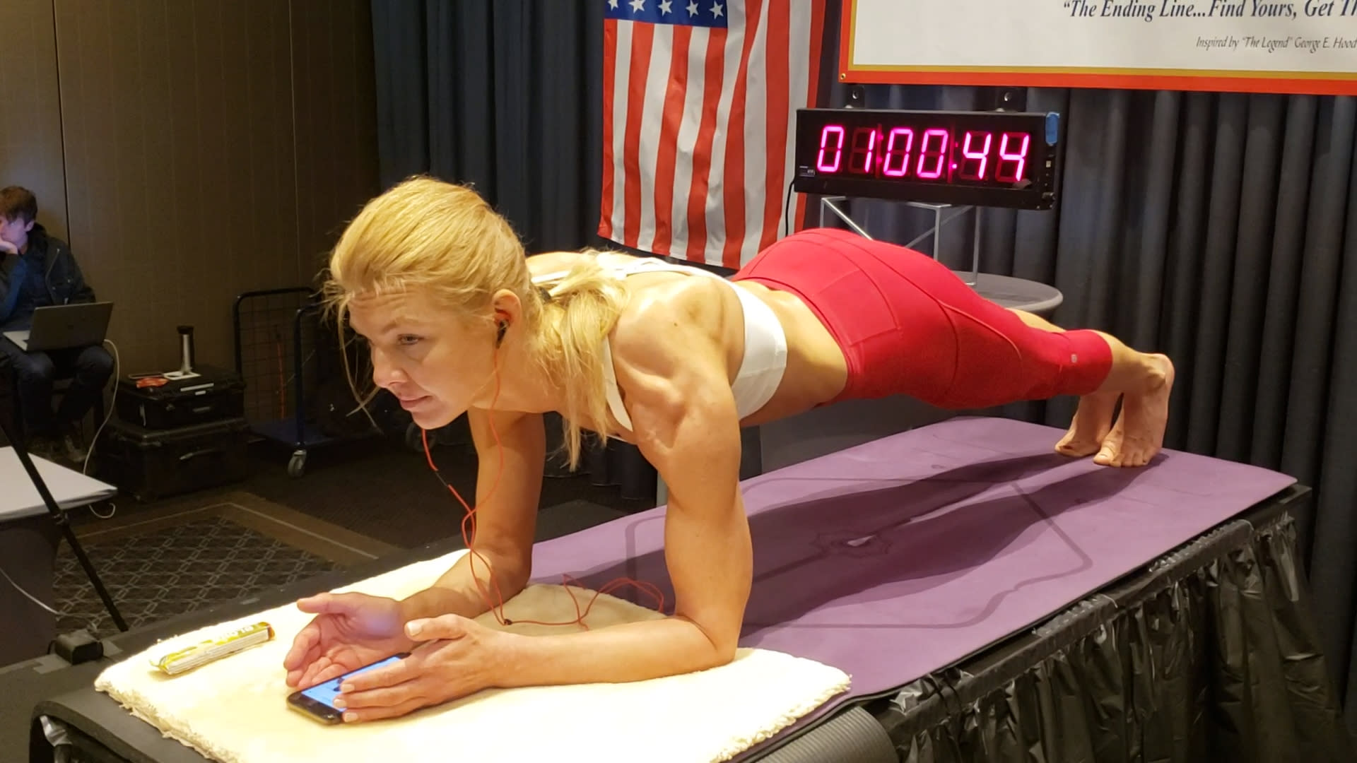 Dana Glowacka Reportedly Breaks World Record for Longest Plank by a Woman.