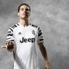 La Juventus svela la terza maglia: sulle spalle un motivo zebrato