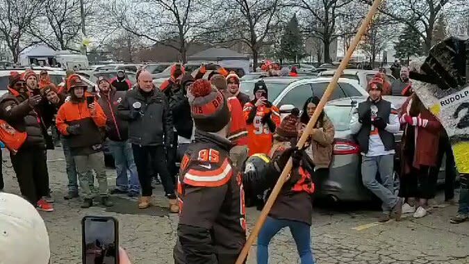 Browns fans hit a Mason Rudolph piñata before the game - Los