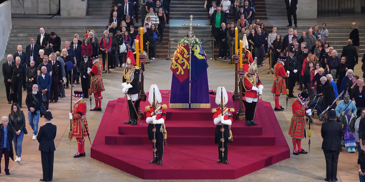 Guard Collapses Next To Queen’s Coffin During Livestream Of Lying In State