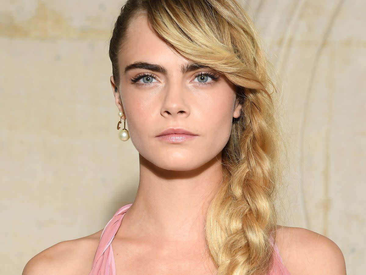 Simple women. Cara Delevingne с венком на голове.