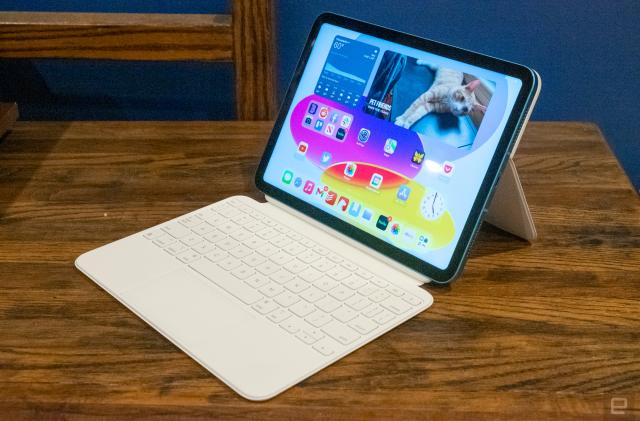 iPad (2022) and Smart Keyboard folio