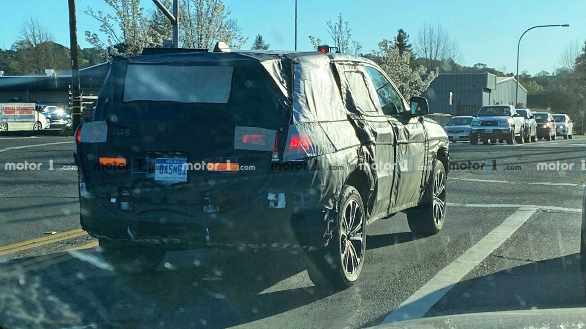 2021 jeep grand cherokee spied showing taillights at