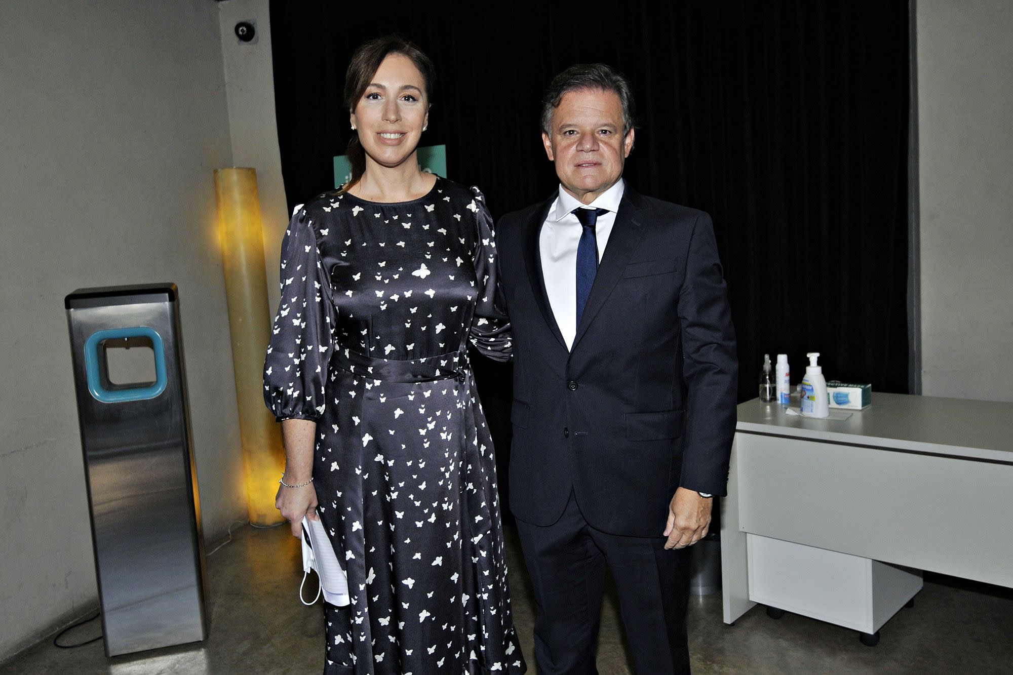 Enamorados y de la mano, María Eugenia Vidal y Enrique ...