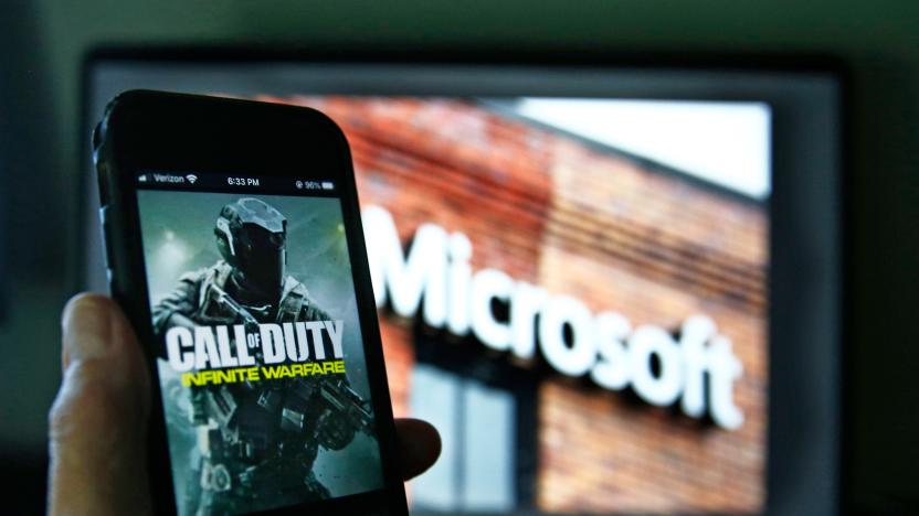 ARCHIVO - Imagen del juego Call of Duty de Activision vista en un teléfono celular cerca de una foto del logo de Microsoft en Nueva York, 15 de junio de 2023. 