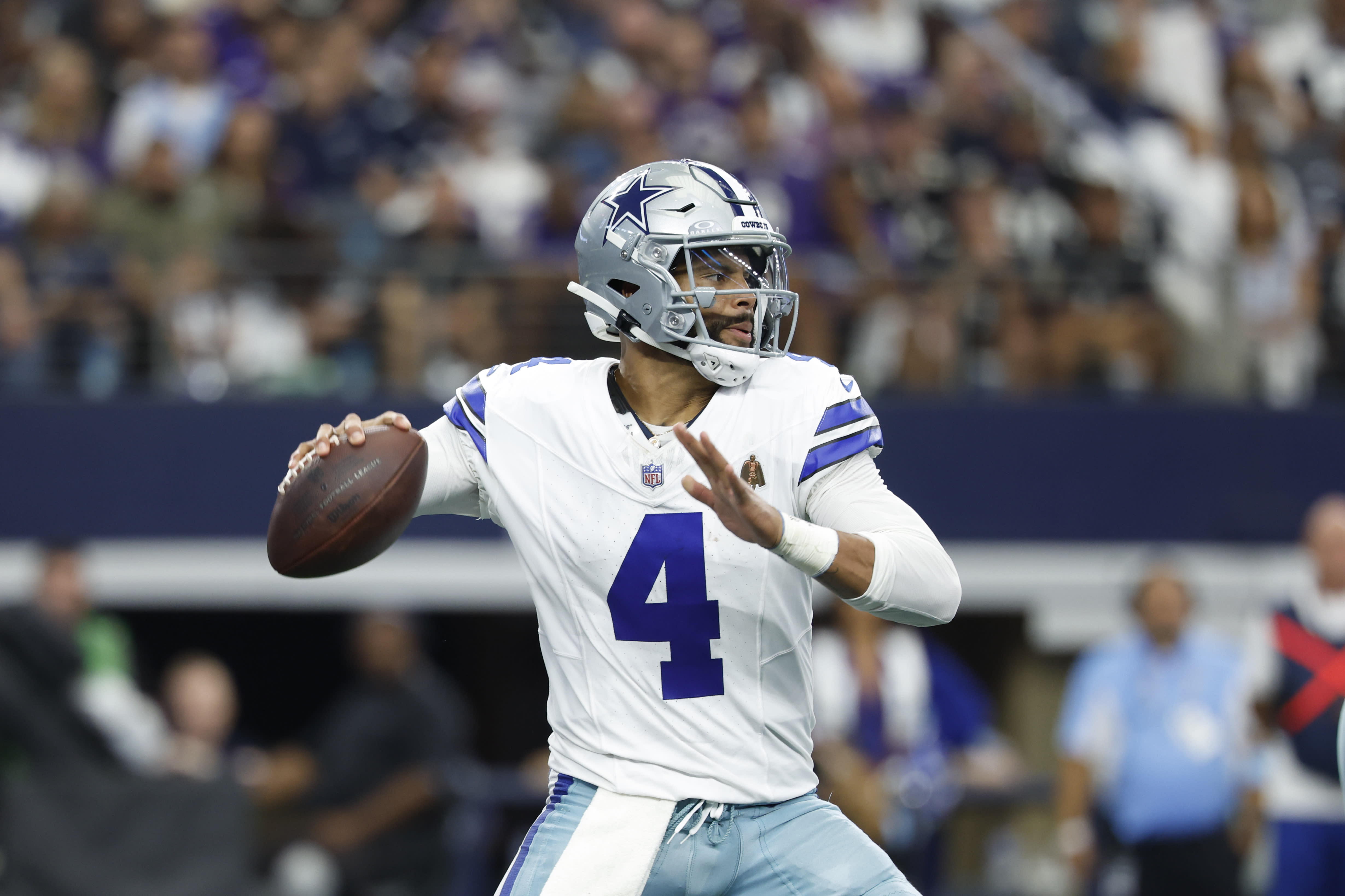 Follow live: Cowboys seek 7th straight win over rival Giants