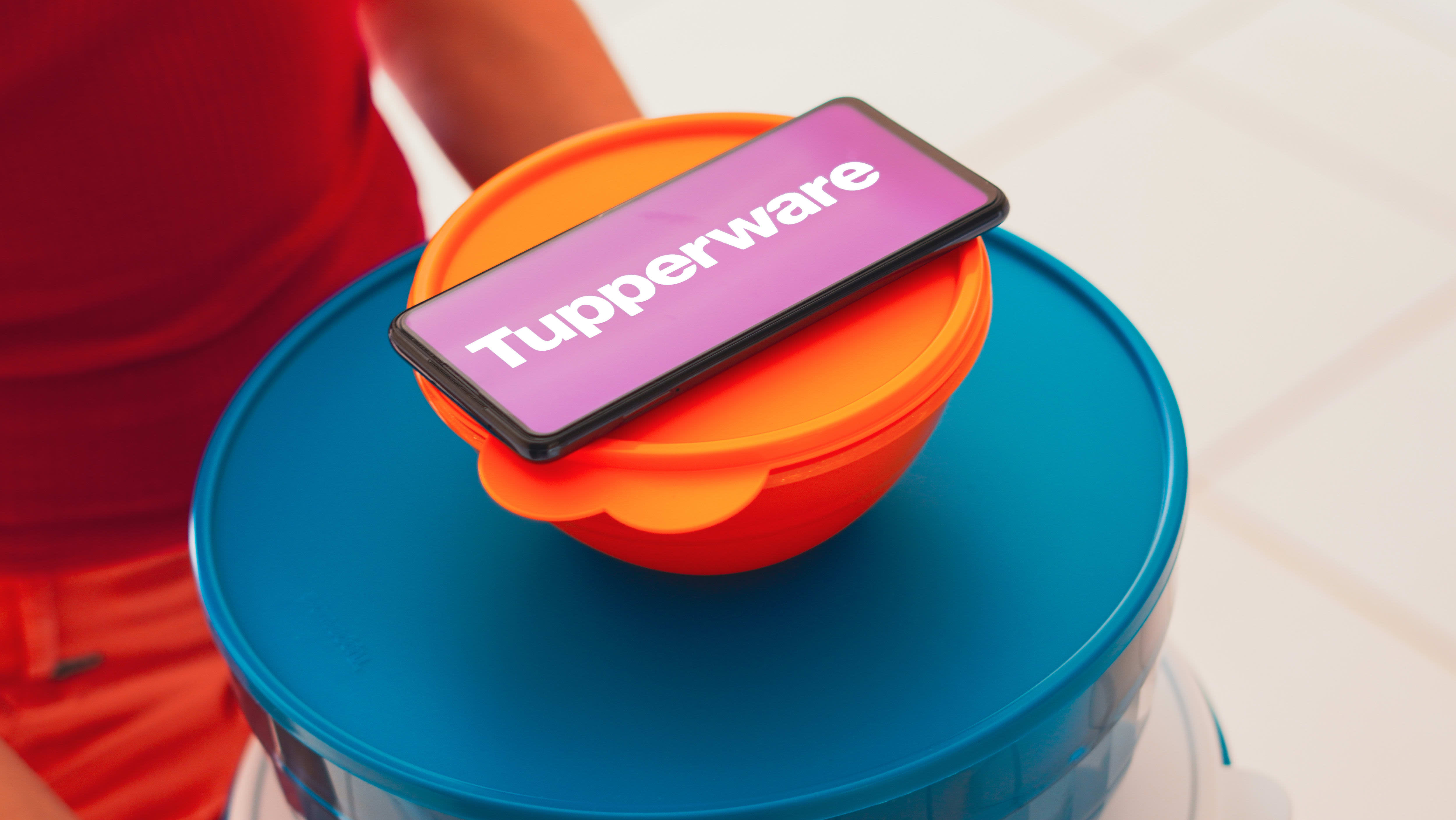 indad Slapper af Tæl op Tupperware shares jump on debt restructuring deal