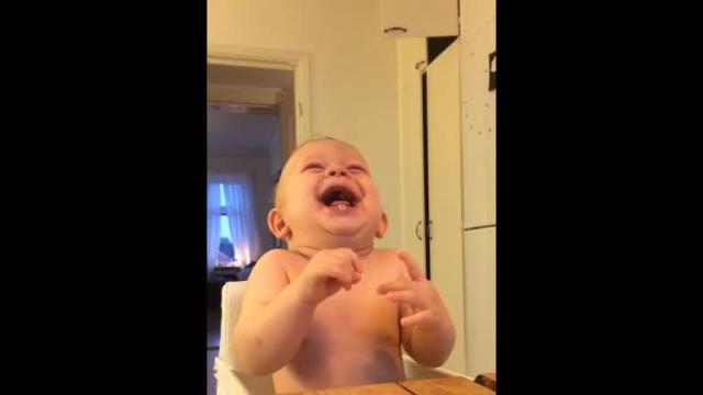 Un Bebe Est Pris D Un Fou Rire Devant Une Noix De Coco