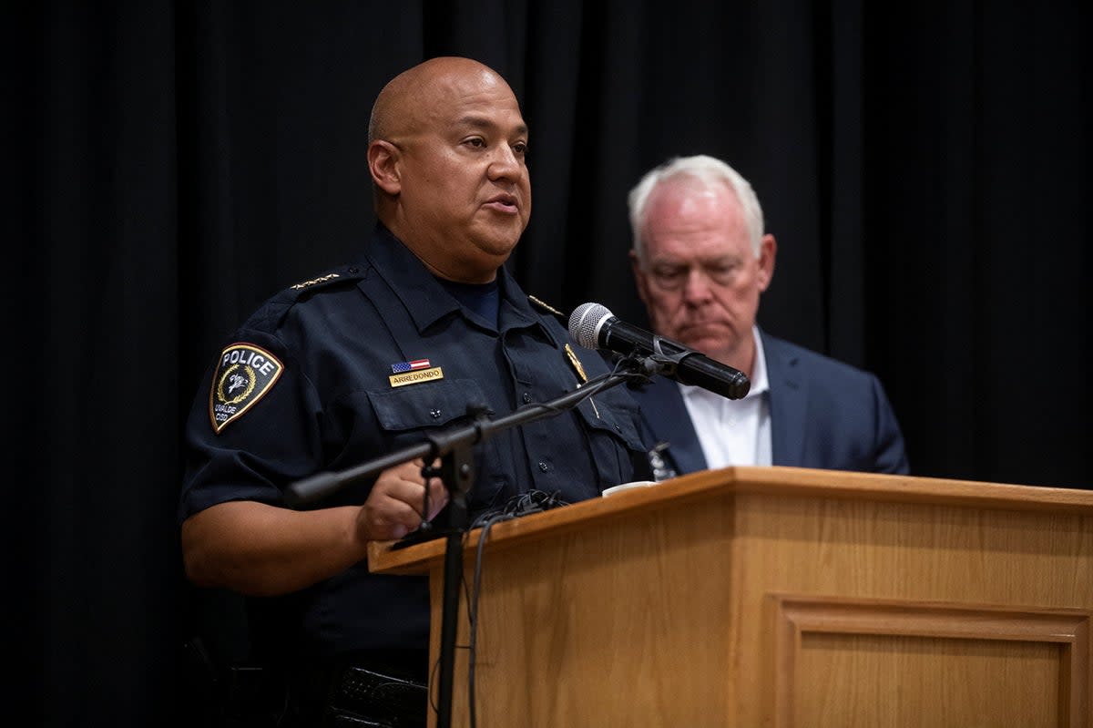 Le chef de la police d’Uvalde renvoyé pour une réponse bâclée à une fusillade dans une école