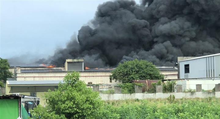 台南工廠火警 大量黑煙撲國道