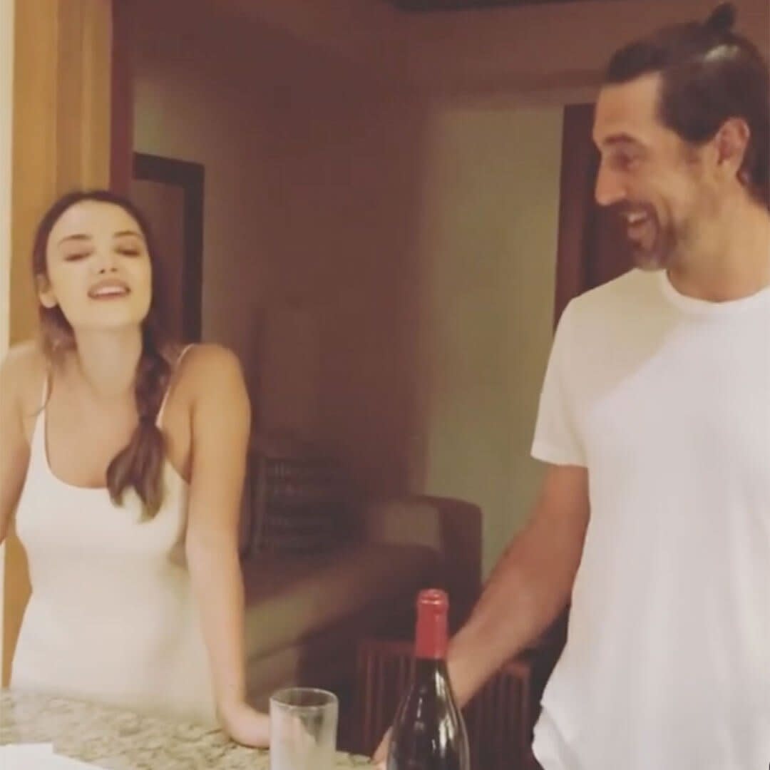 Aaron Rodgers Sings Taylor Swift with Miles Teller's Wife ...