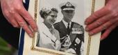 A person holds a photograph of Queen Elizabeth and the Duke of Edinburgh outside Windsor Castle. (Getty Images)