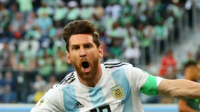 Argentina goes through to knockout round on dramatic late goal