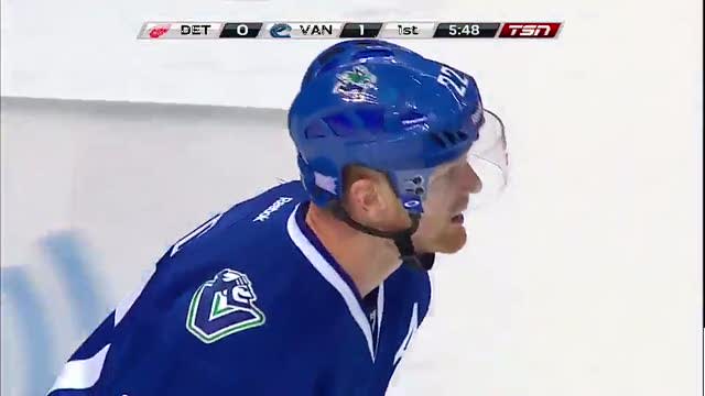 Daniel Sedin buries the one-timer